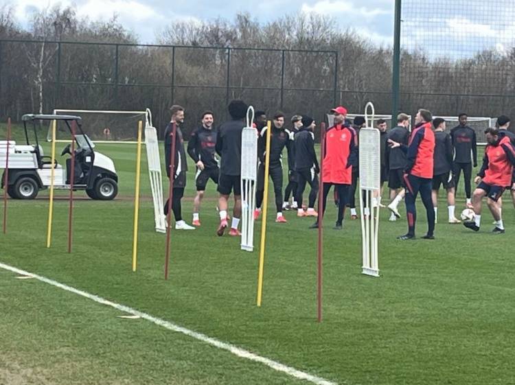 记者报曼联备战情况：芒特参加了训练，马奎尔和约罗缺席