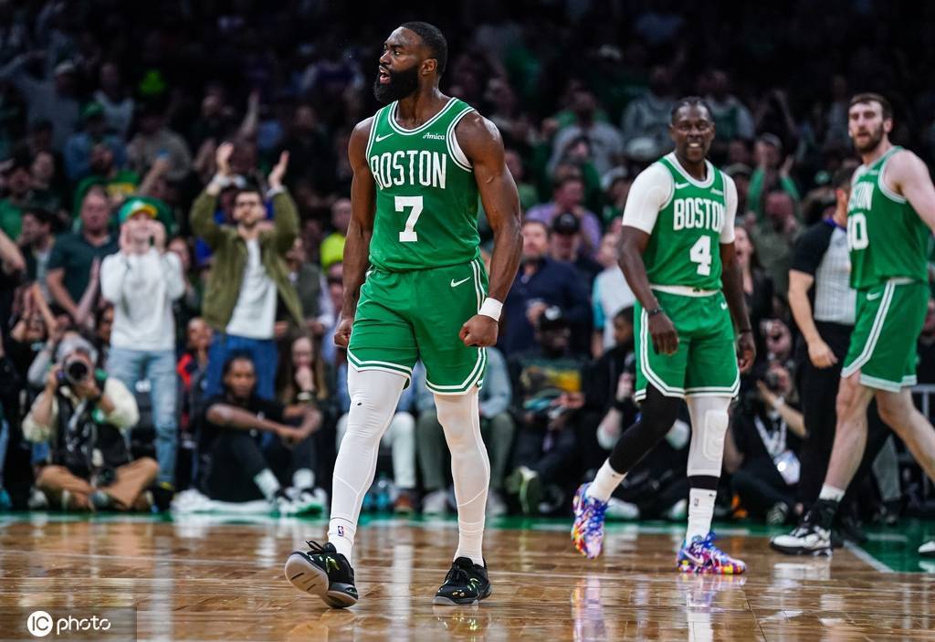 绿军两场投丢75记三分创历史 末节连续断电已到悬崖边