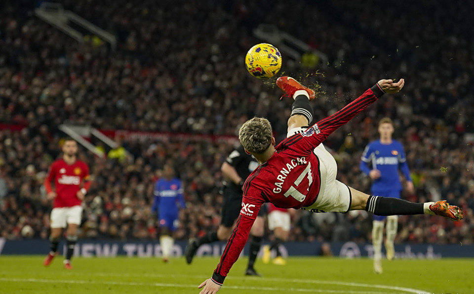 曼联球星加纳乔瞄准斯坦福桥！切尔西阵容超载的疑问引发讨论